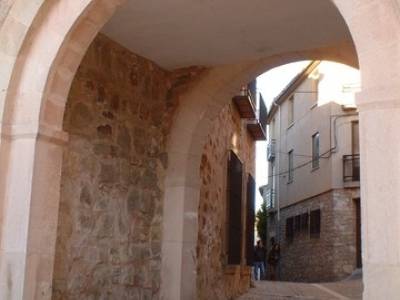 Antigua puerta de la muralla de Sigüenza; senderos españa